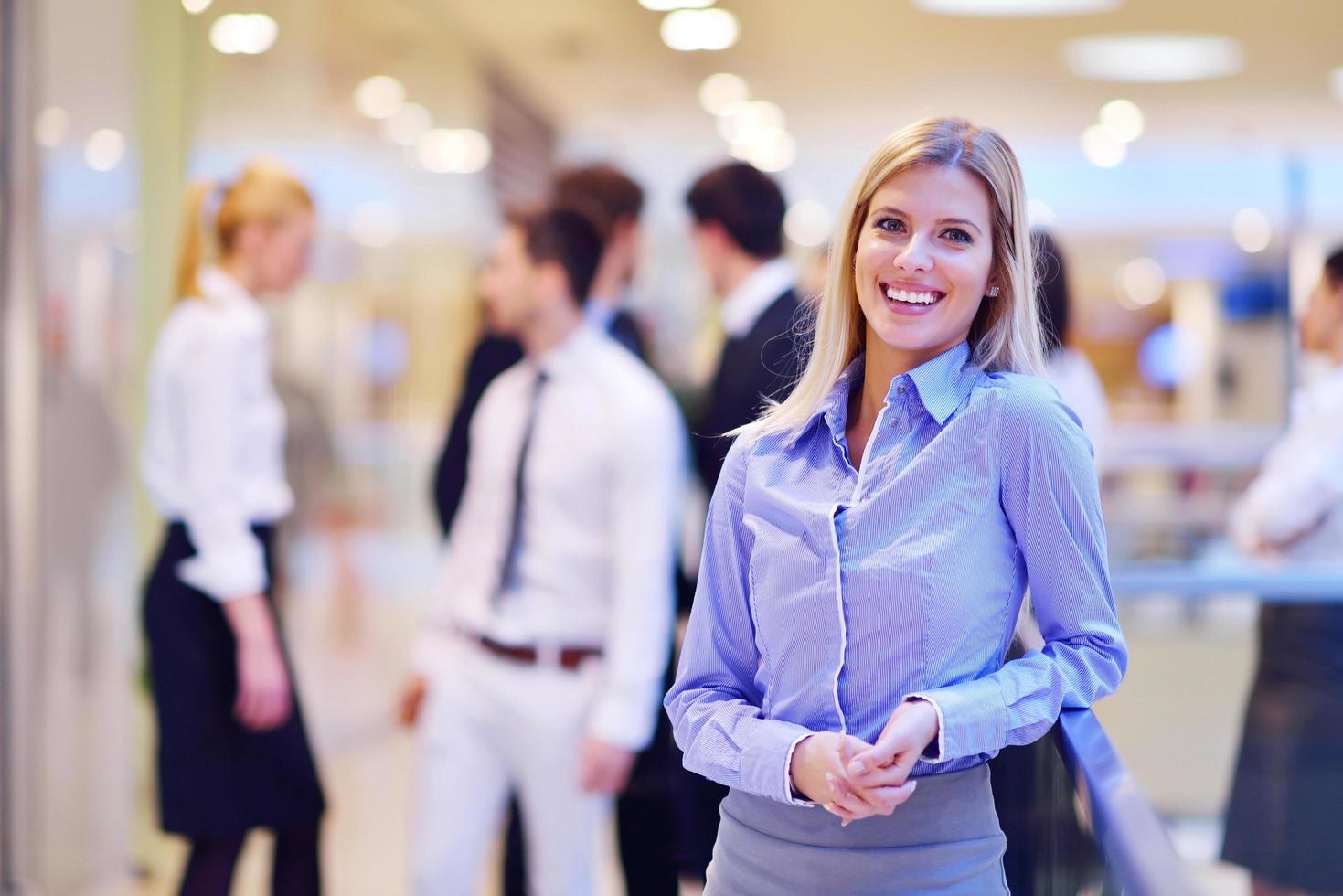 femme d'affaires avec son personnel en arrière-plan au bureau photo