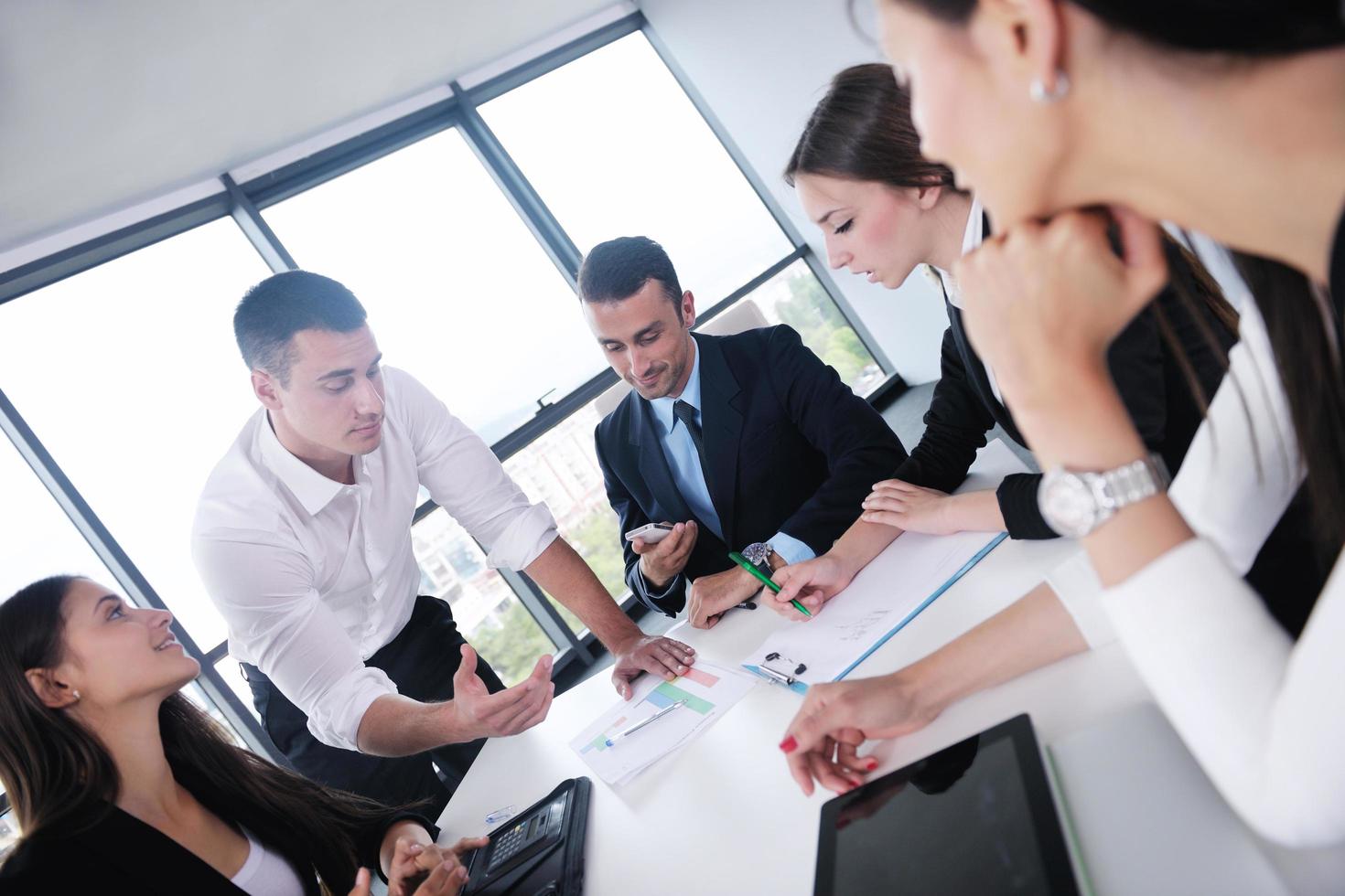 gens d'affaires lors d'une réunion au bureau photo