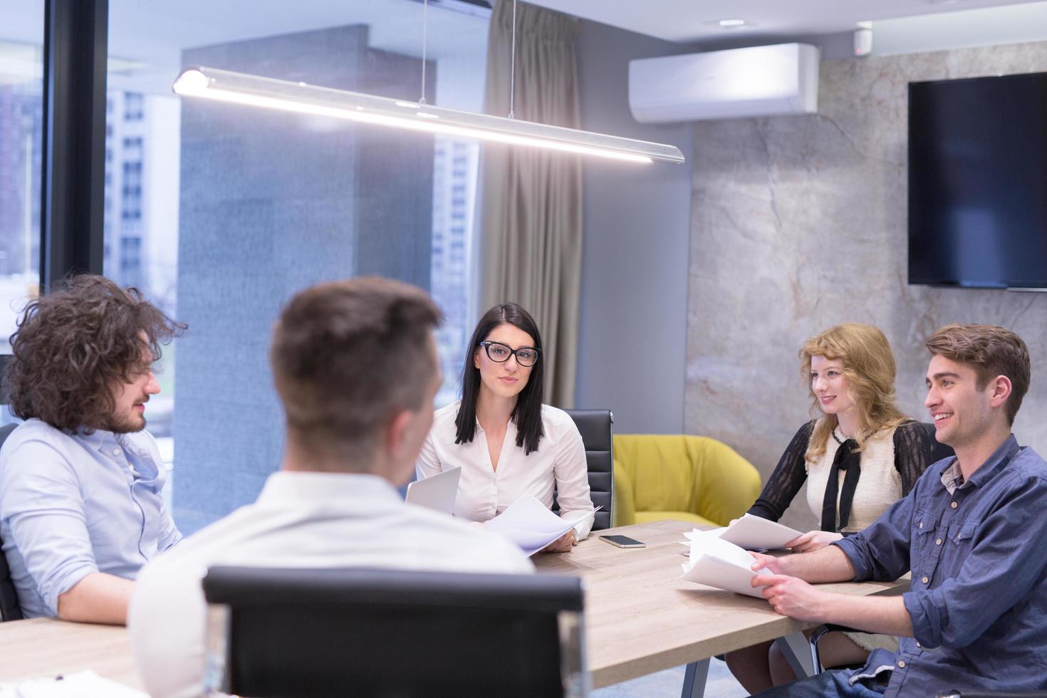 équipe commerciale de démarrage lors d'une réunion dans un immeuble de bureaux moderne photo