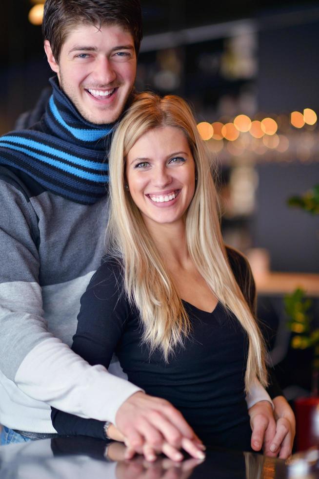 portrait d'un jeune couple heureux photo