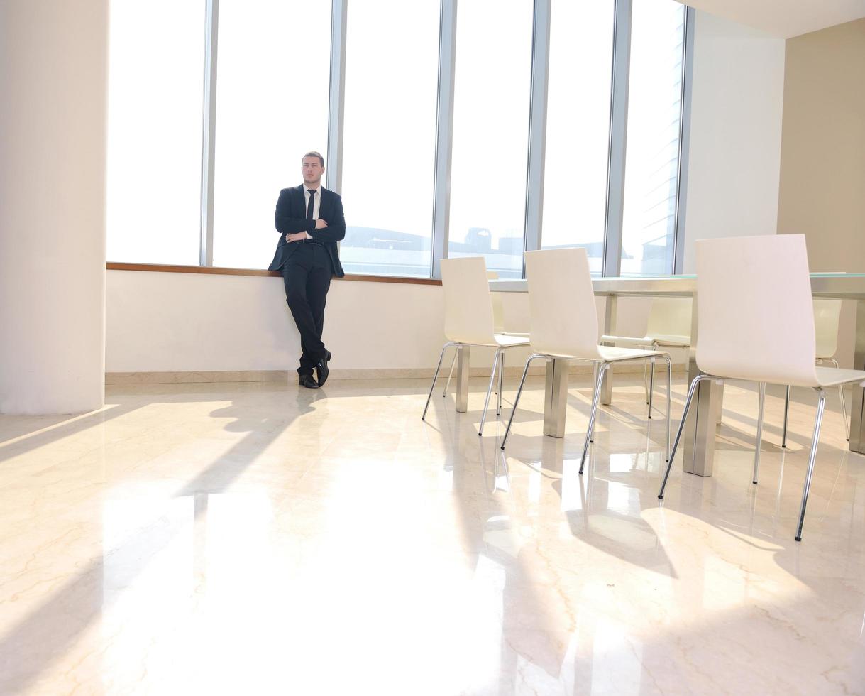 jeune homme d'affaires seul dans la salle de conférence photo