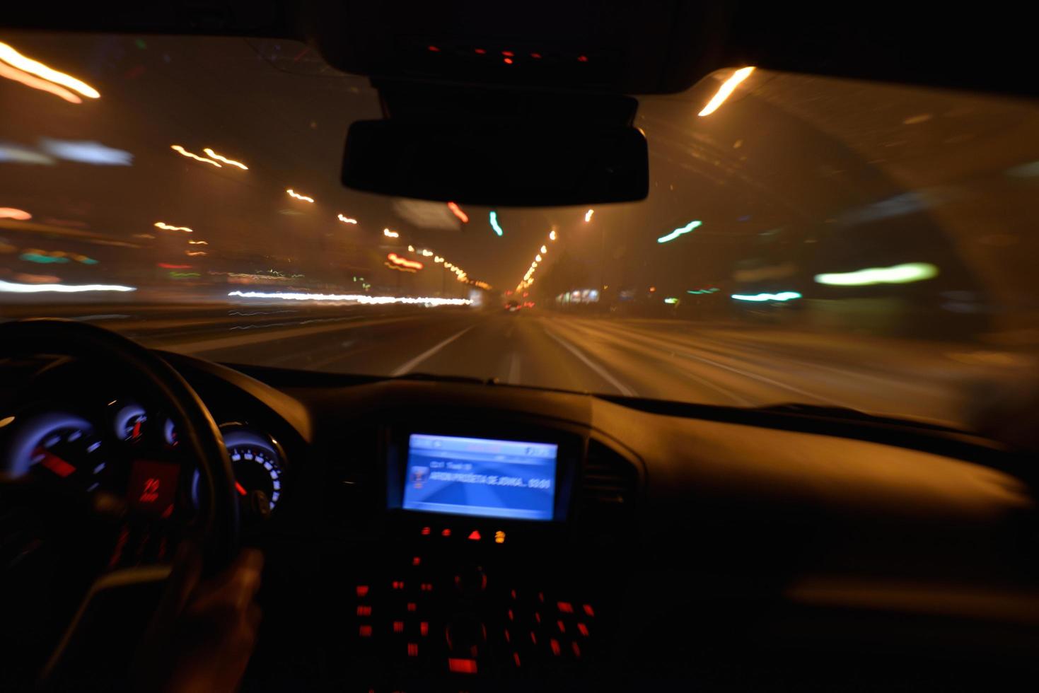 conduite de nuit en voiture photo