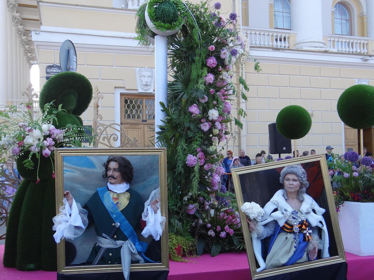 saint-pétersbourg, russie, 2022 - boule de fleurs - festival qui a consacré le 350 anniversaire de peter i photo