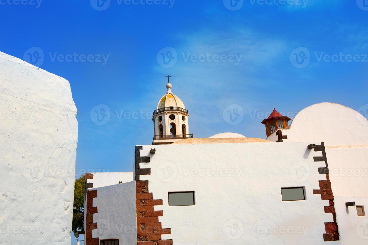 Lanzarote teguise village blanc avec clocher de l'église photo