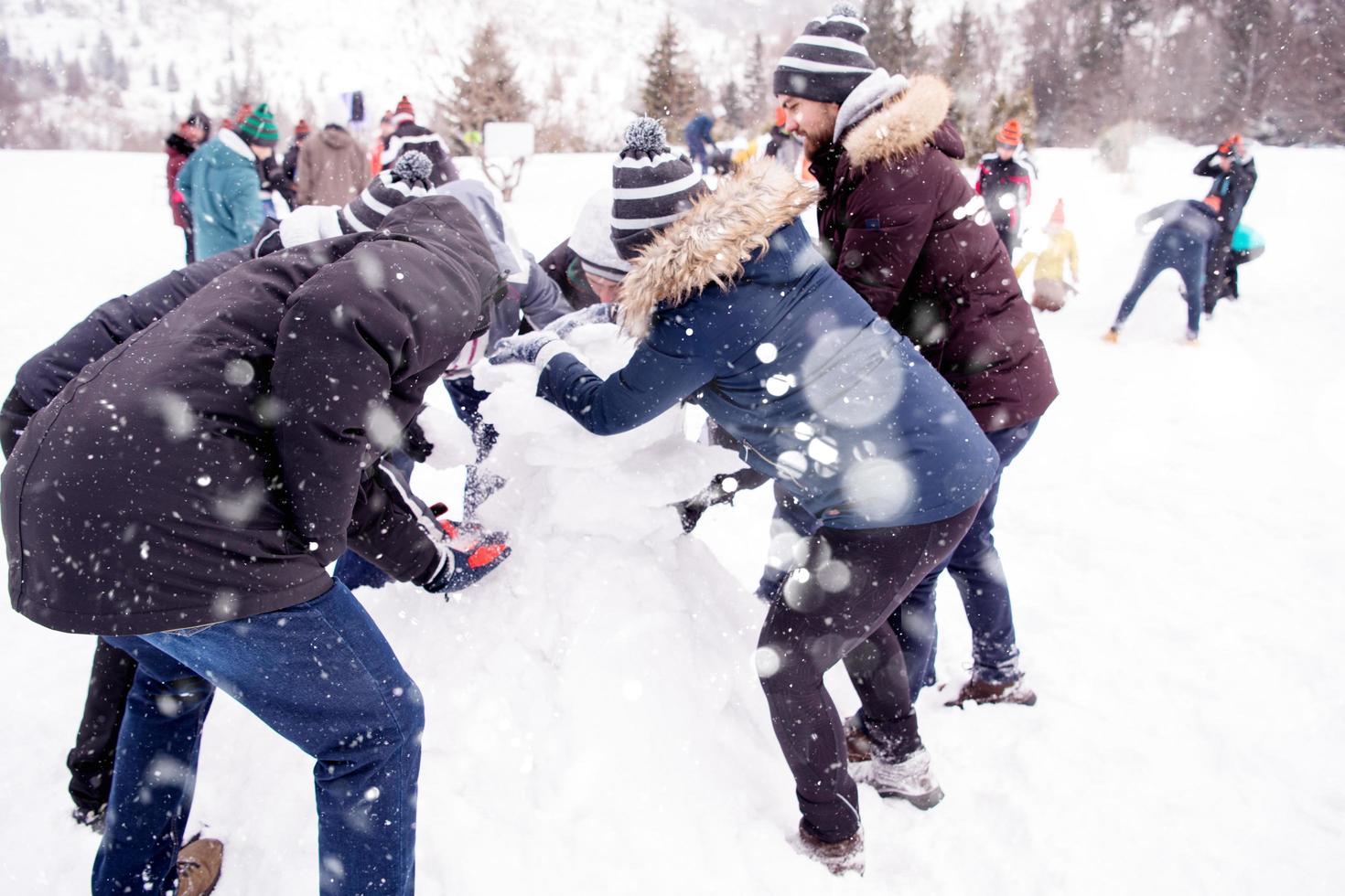 groupe de jeunes faisant un bonhomme de neige photo