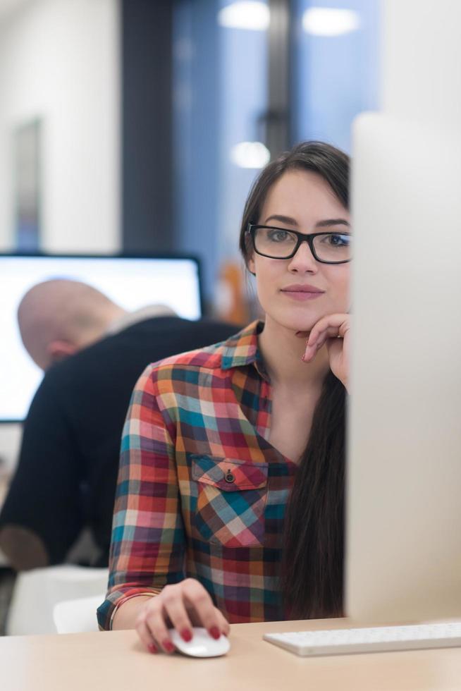 entreprise de démarrage, femme travaillant sur un ordinateur de bureau photo