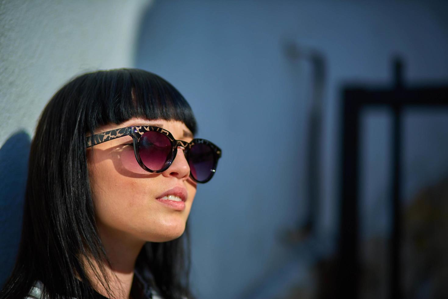 belle jeune fille aux cheveux noirs, lunettes de soleil. jeunesse, bonheur, journée ensoleillée d'été, portrait photo