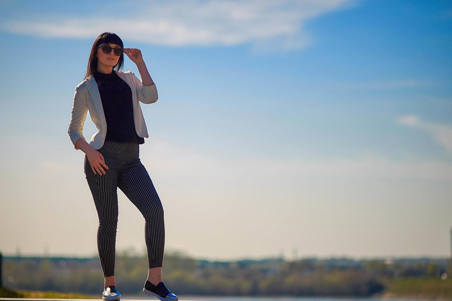 belle jeune fille aux cheveux noirs, lunettes de soleil. jeunesse, bonheur, journée ensoleillée d'été, portrait photo