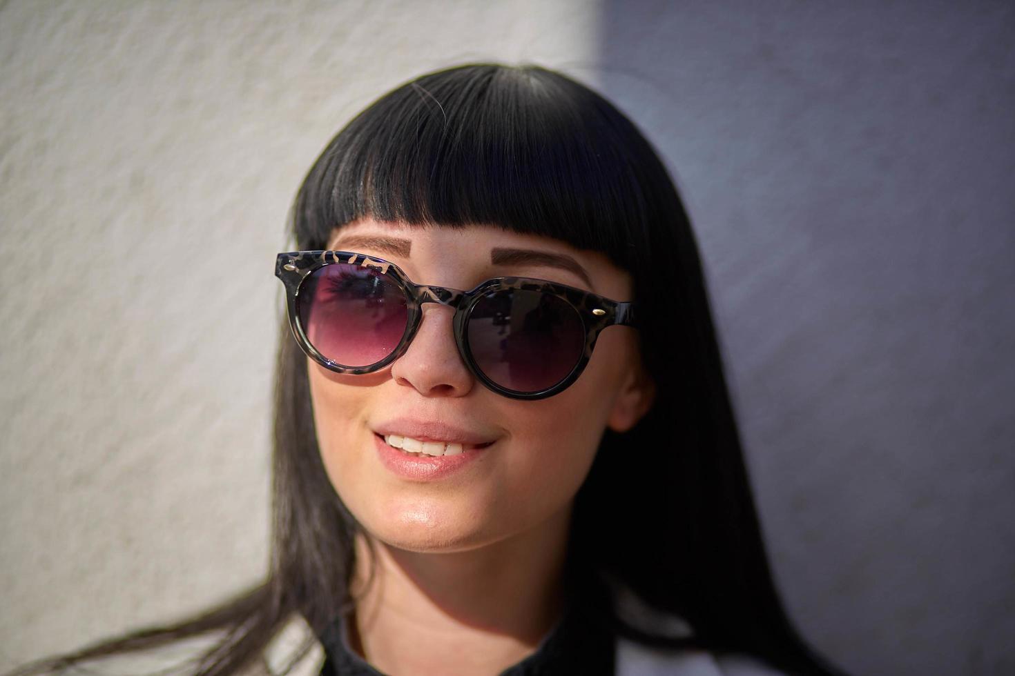 belle jeune fille aux cheveux noirs, lunettes de soleil. jeunesse, bonheur, journée ensoleillée d'été, portrait photo