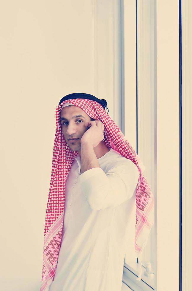 homme d'affaires arabe au bureau lumineux photo
