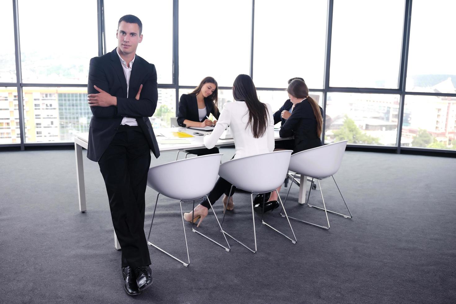 groupe de gens d'affaires lors d'une réunion au bureau photo