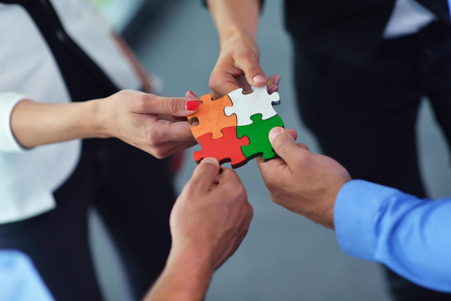 groupe de gens d'affaires assemblant un puzzle photo