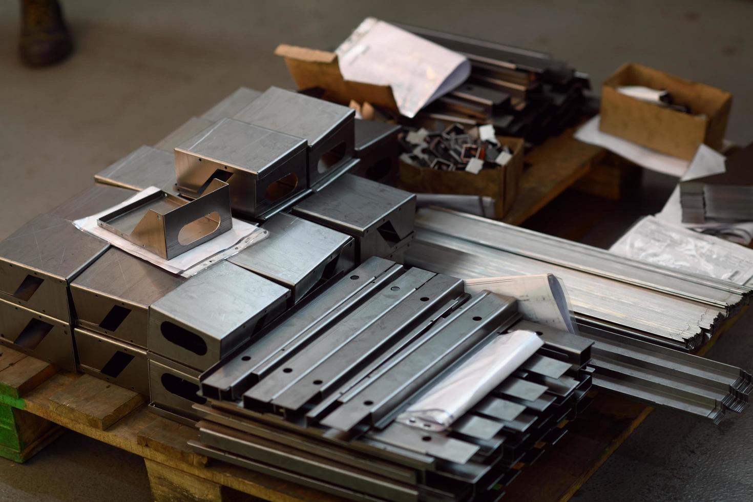 matériel cnc de dernière étape. les produits métalliques après traitement sur des machines cnc se tiennent sur des palettes prêtes pour le transport photo