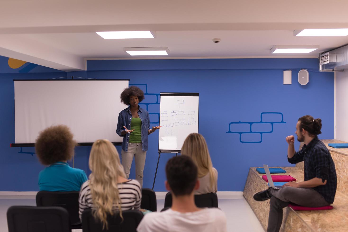 femme noire conférencier séminaire entreprise concept de réunion d'affaires photo