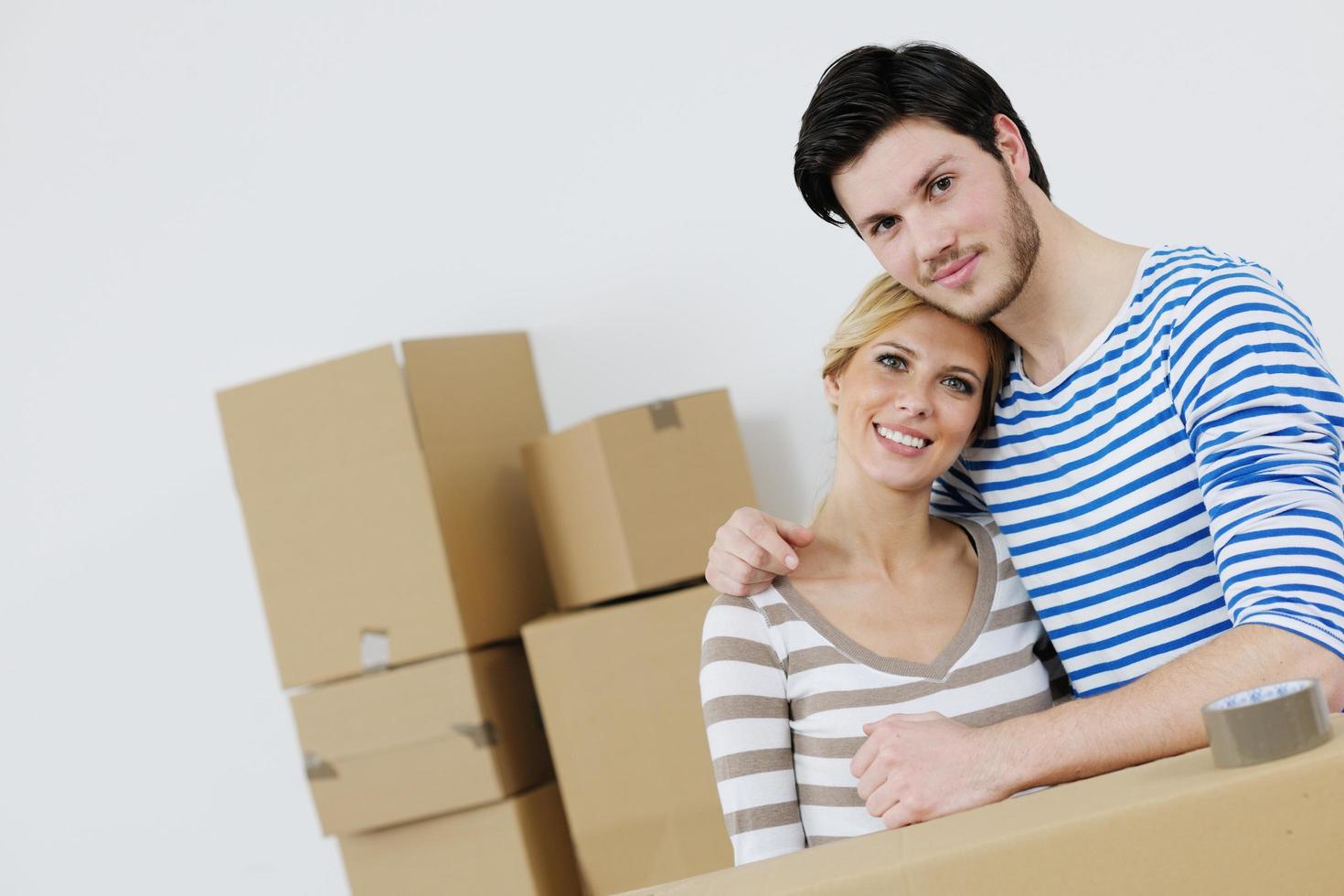 jeune couple emménageant dans une nouvelle maison photo