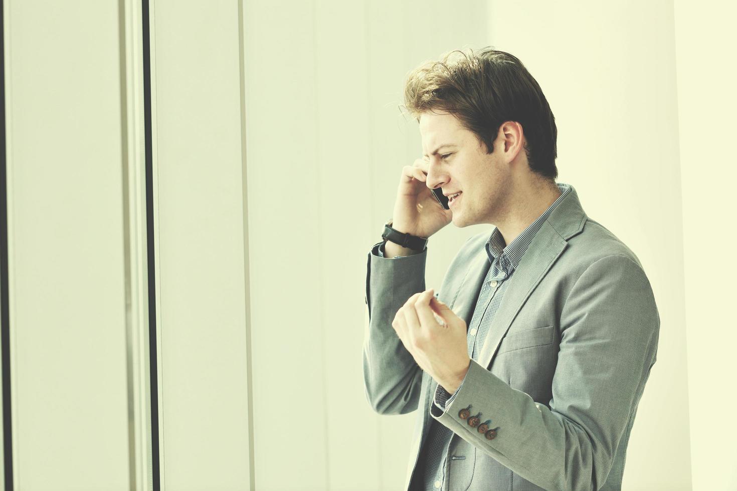 jeune homme d'affaires parle par téléphone portable photo