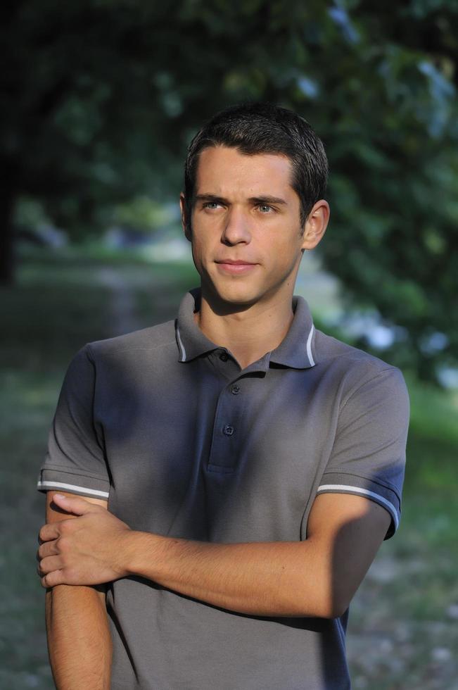 jeune homme décontracté portrait en plein air souriant photo