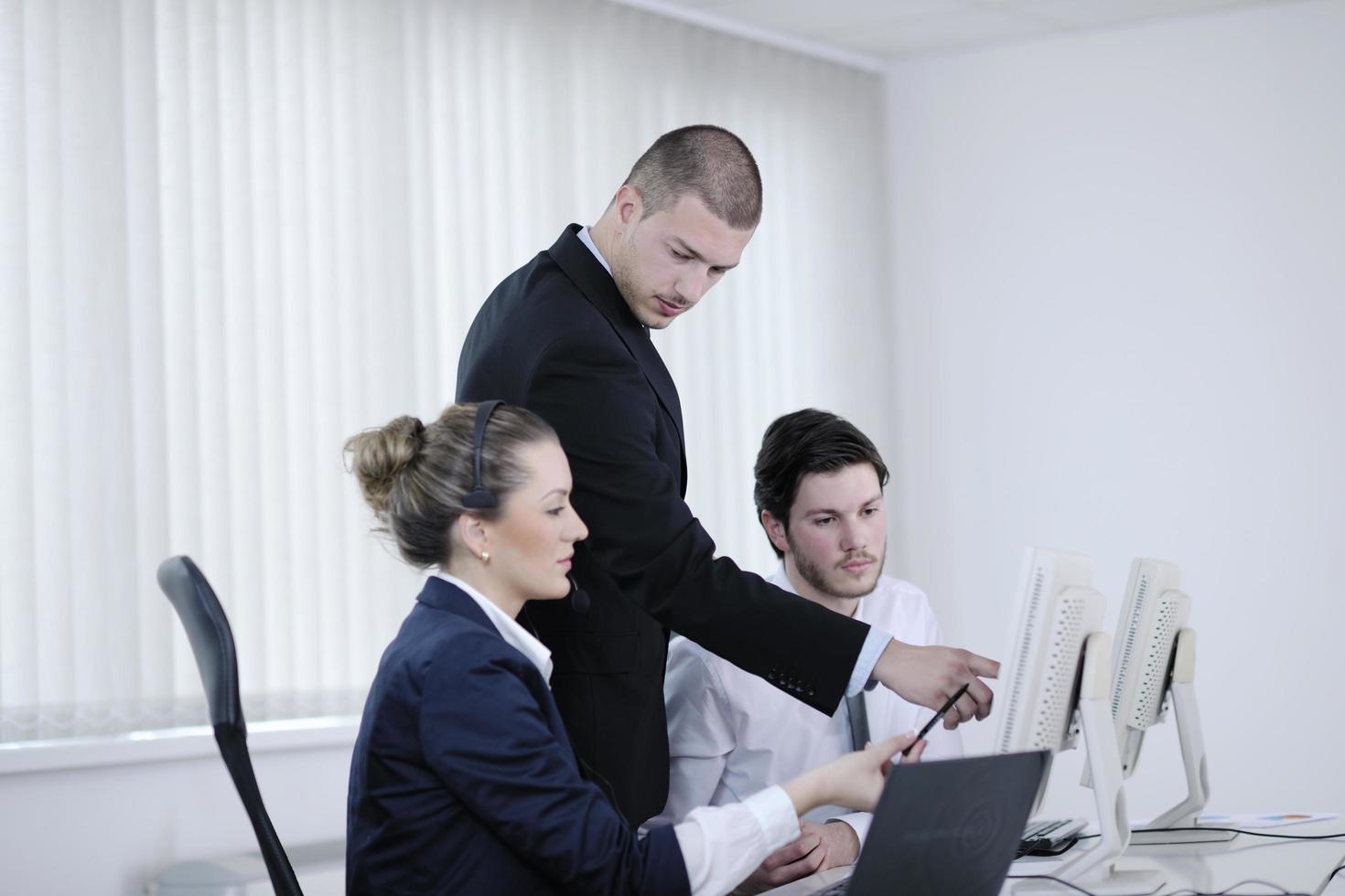 groupe de gens d'affaires travaillant dans le bureau des clients et du service d'assistance photo