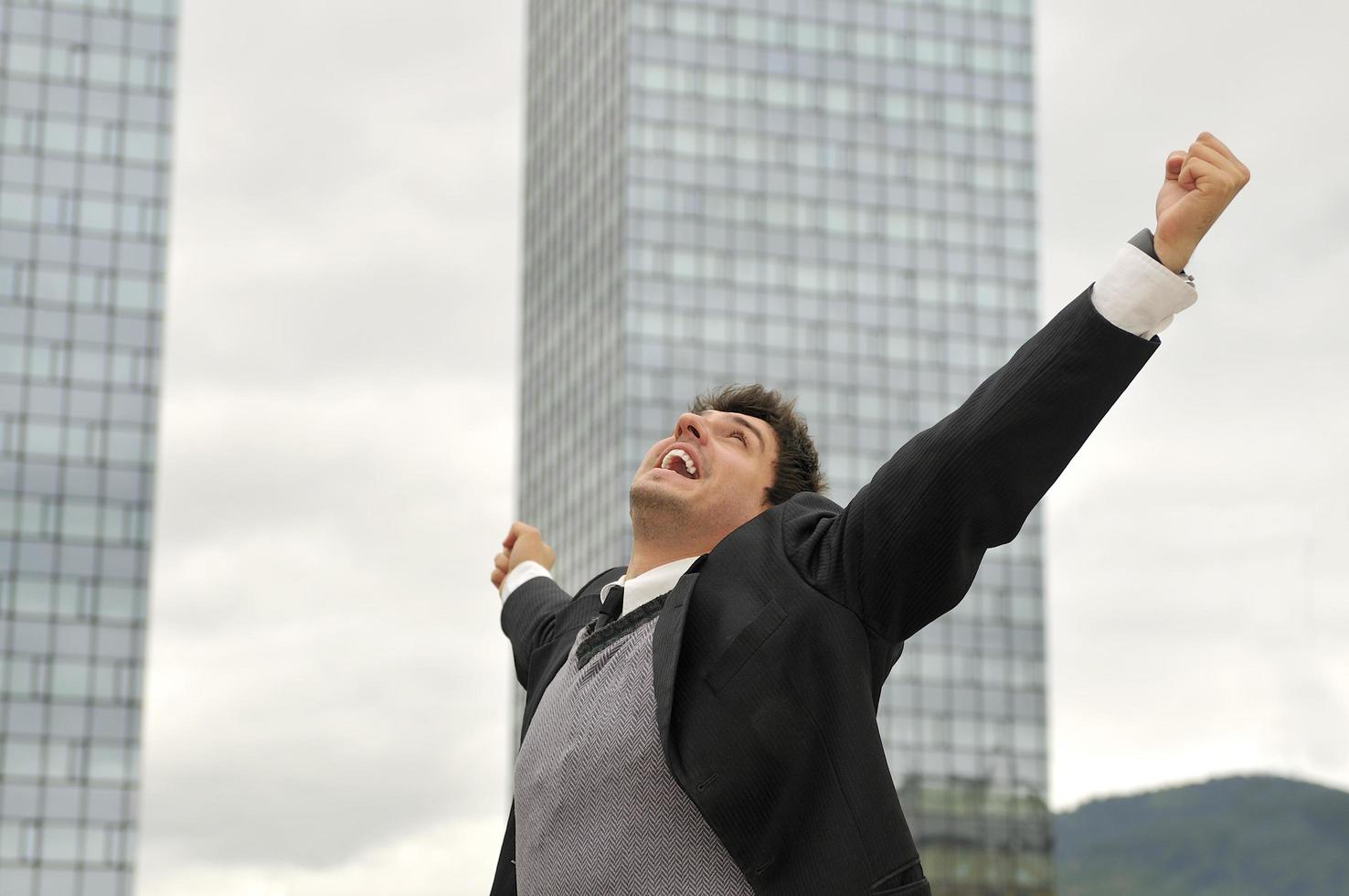 photo d'un homme d'affaires gagnant heureux criant de joie