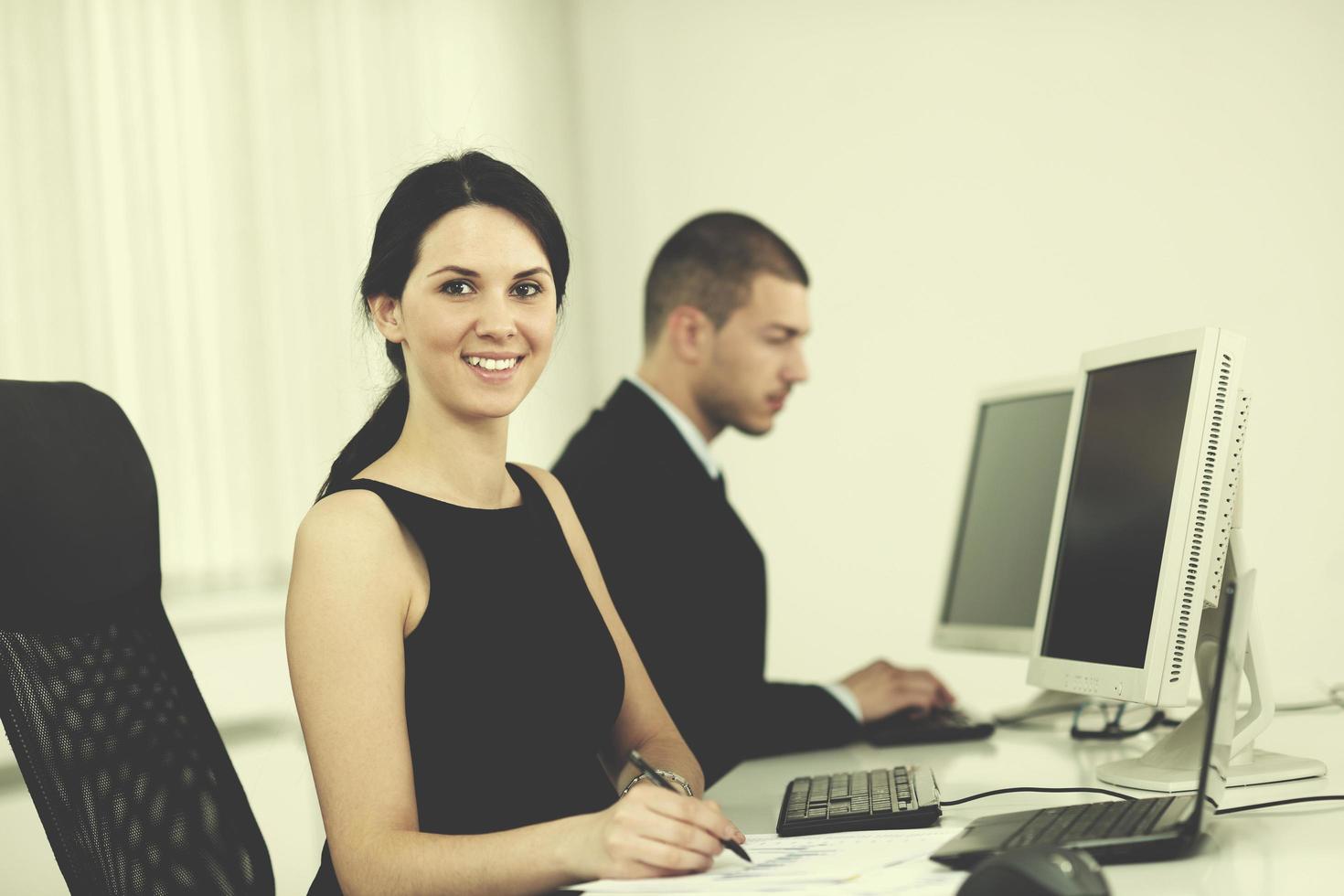 groupe de gens d'affaires travaillant dans le bureau des clients et du service d'assistance photo