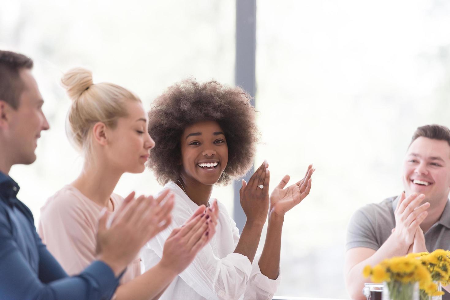 groupe de démarrage multiethnique de jeunes gens d'affaires célébrant le succès photo