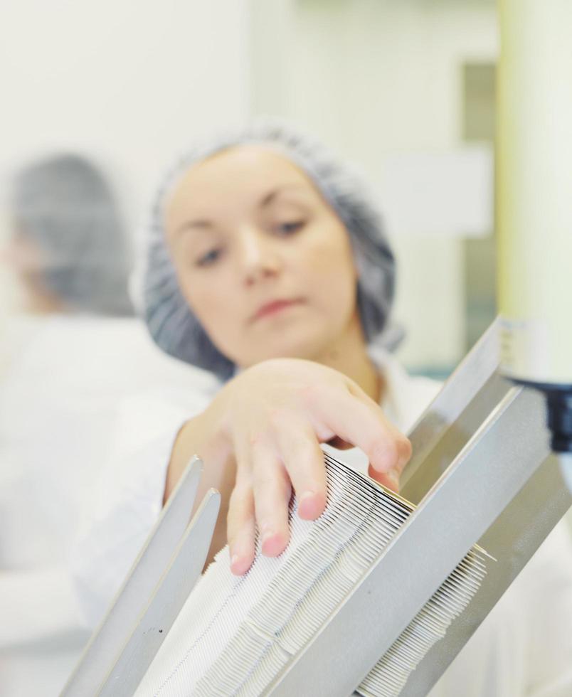 femme travailleuse dans une entreprise de pharmacie photo