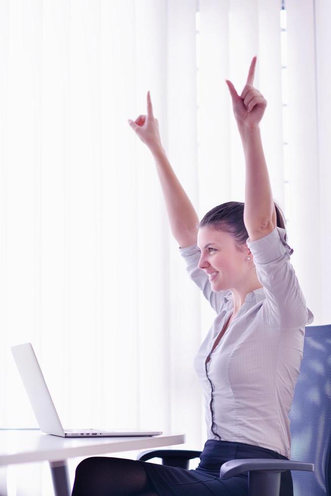 femme d'affaires au bureau photo