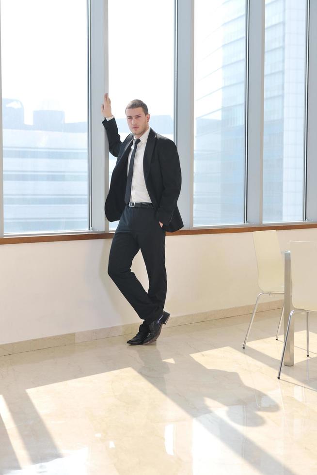 jeune homme d'affaires seul dans la salle de conférence photo