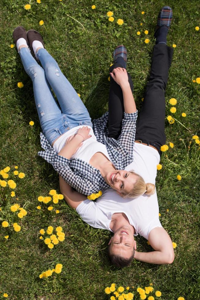 homme et femme allongés sur l'herbe photo