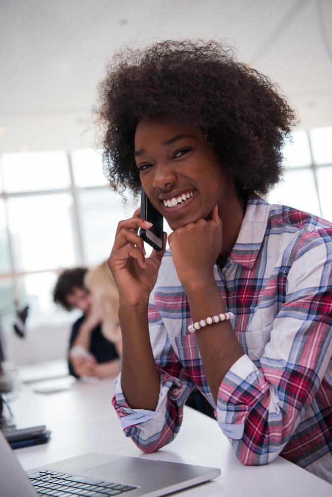 femme d'affaires informelle afro-américaine travaillant au bureau photo