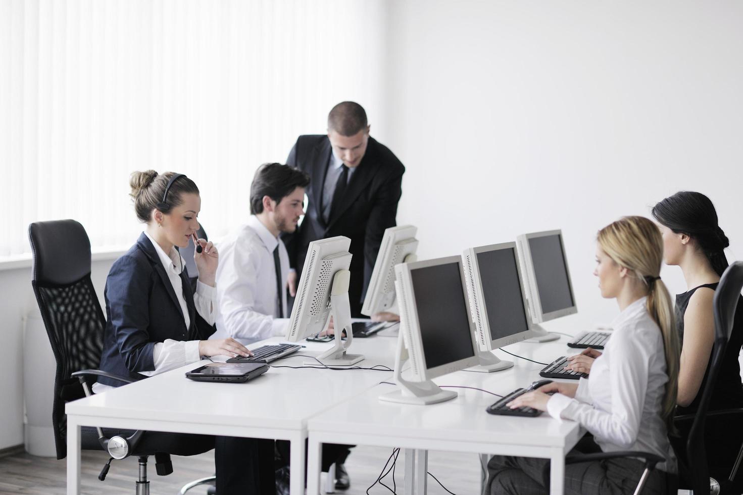 groupe de gens d'affaires travaillant dans le bureau des clients et du service d'assistance photo