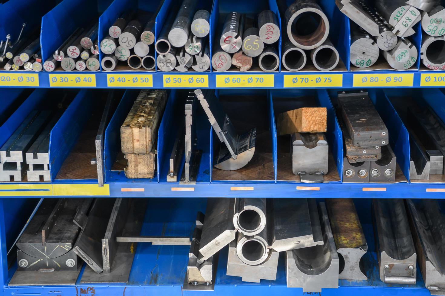 tuyaux, pièces métalliques et pièces métalliques diverses pour une machine cnc posée sur une étagère photo