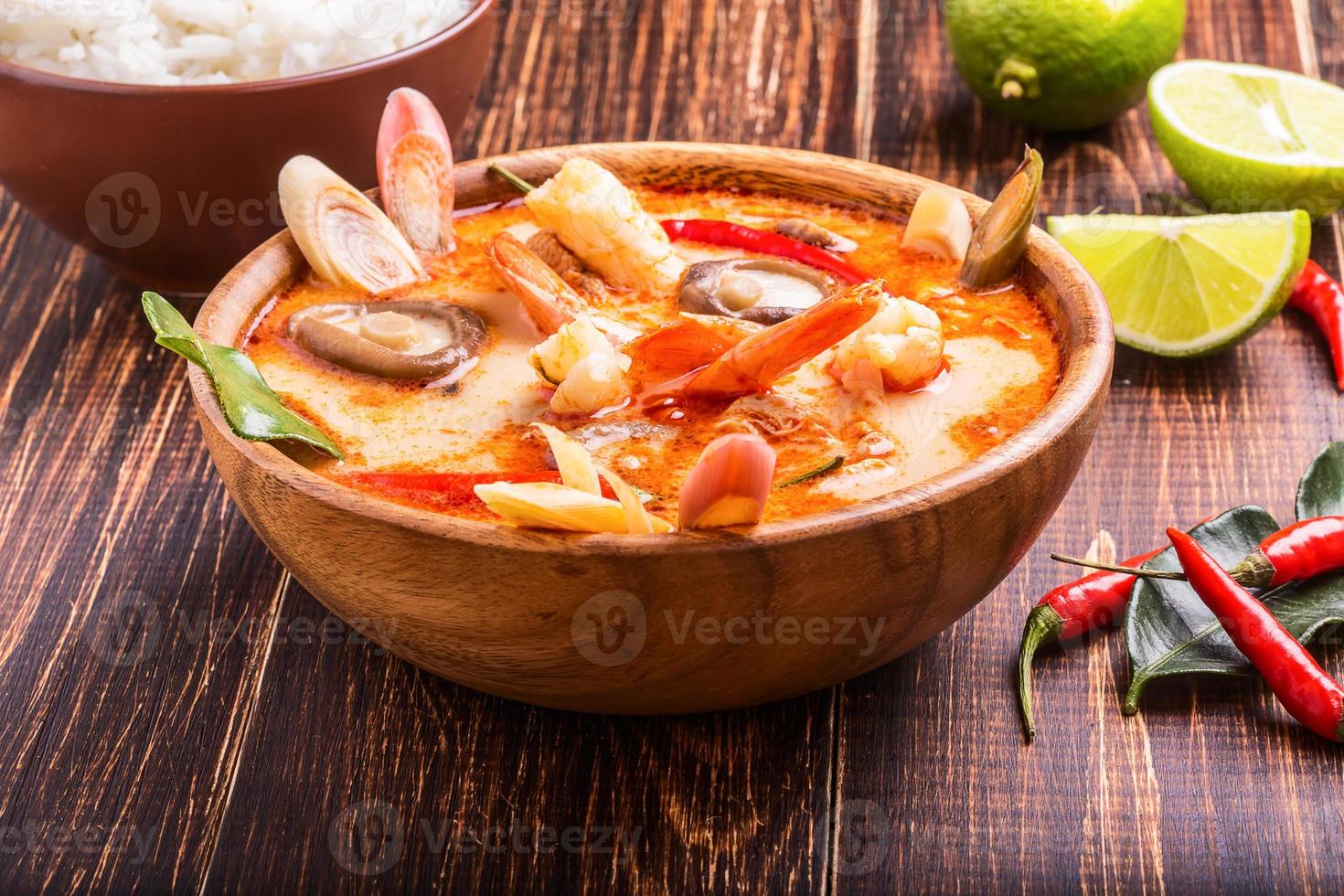 soupe tom yam thaï aux crevettes et champignons shiitake photo
