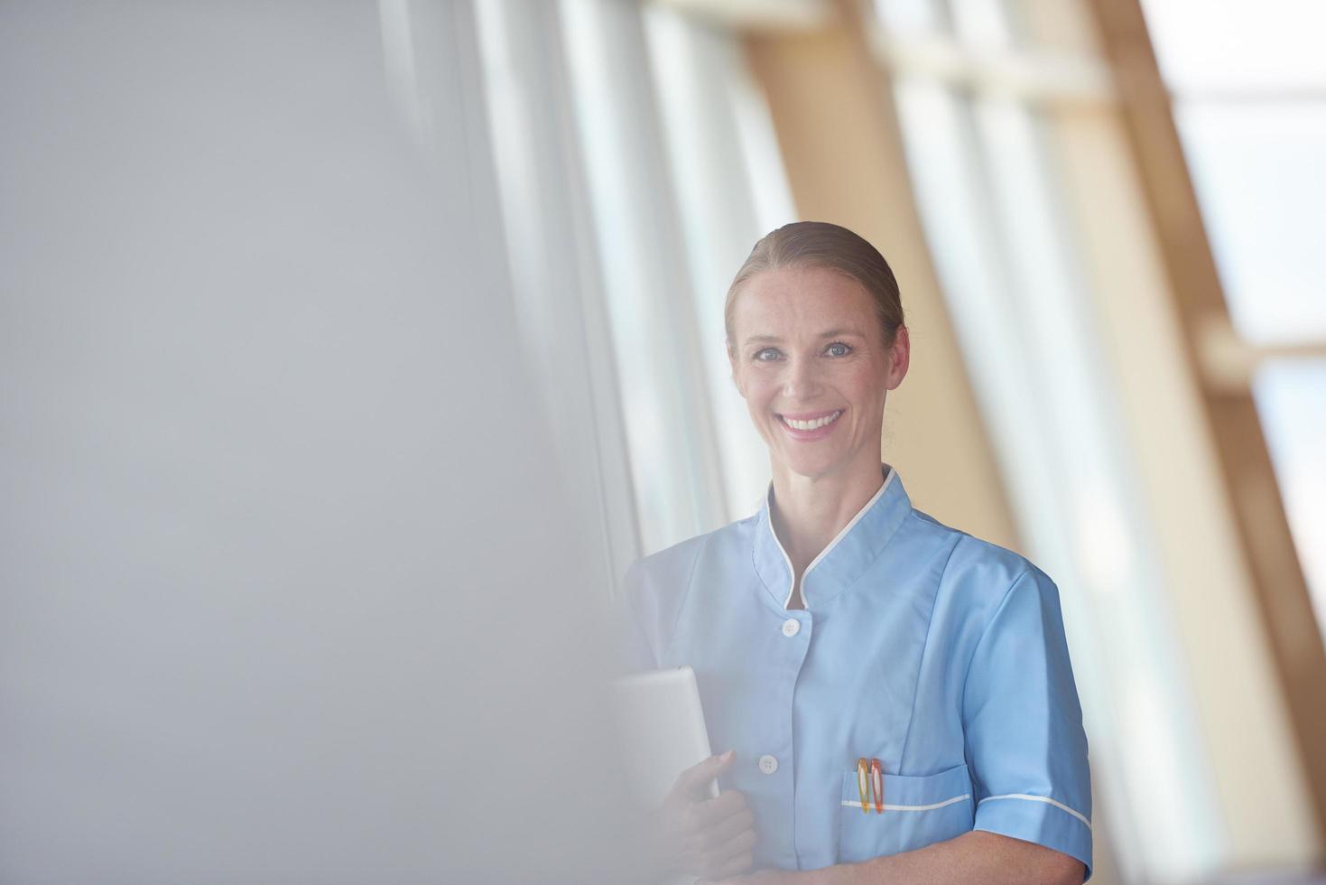 femme médecin avec tablette photo