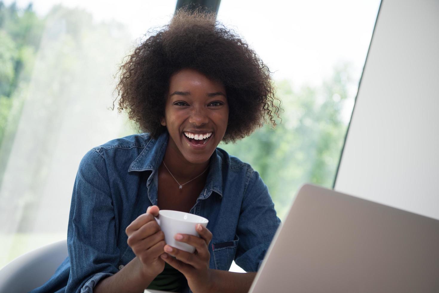 femme afro-américaine dans le salon photo