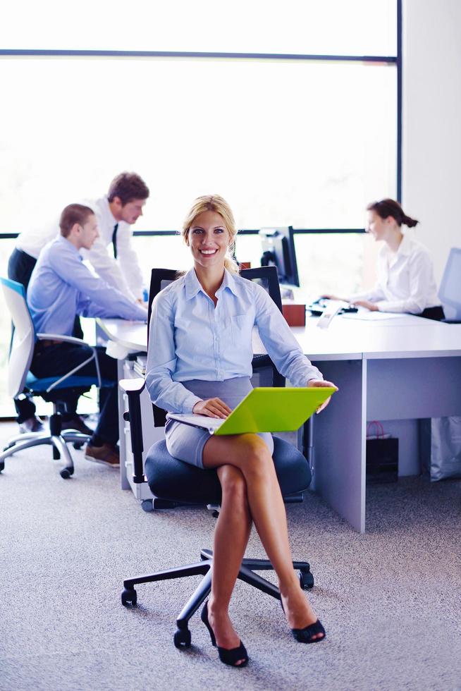 femme d'affaires avec son personnel en arrière-plan au bureau photo