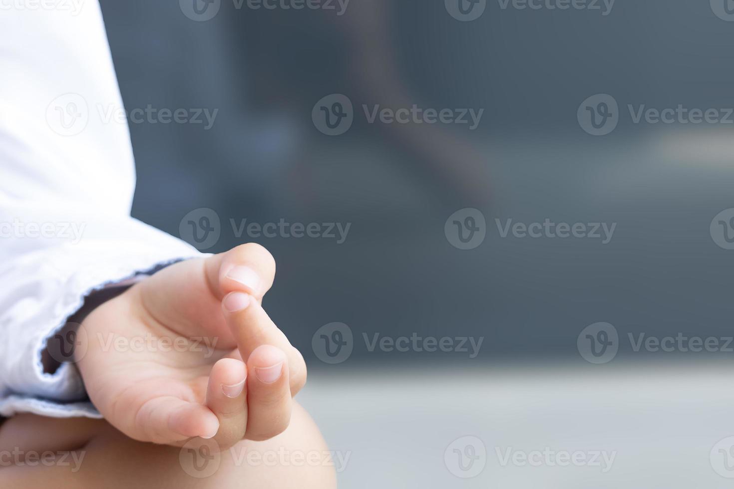 gros plan d'un enfant pratiquant le yoga. photo