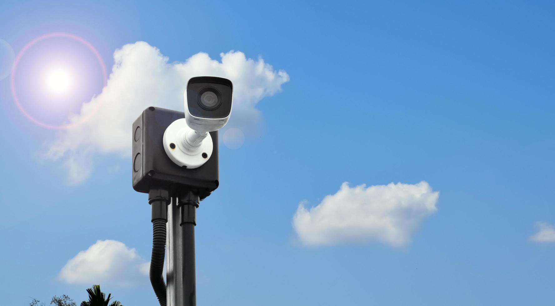 mini caméra de vidéosurveillance ip installée sur un poteau en bois pour assurer la sécurité au lieu de l'humain en surveillant via un téléphone portable, une mise au point douce et sélective. photo
