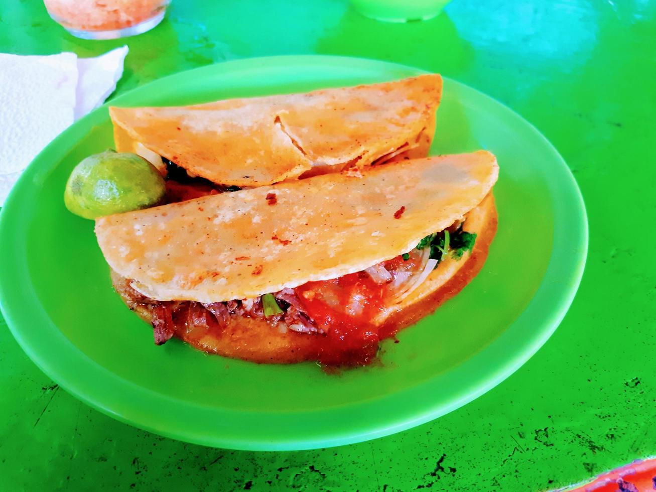 tacos birria sur plaque verte photo