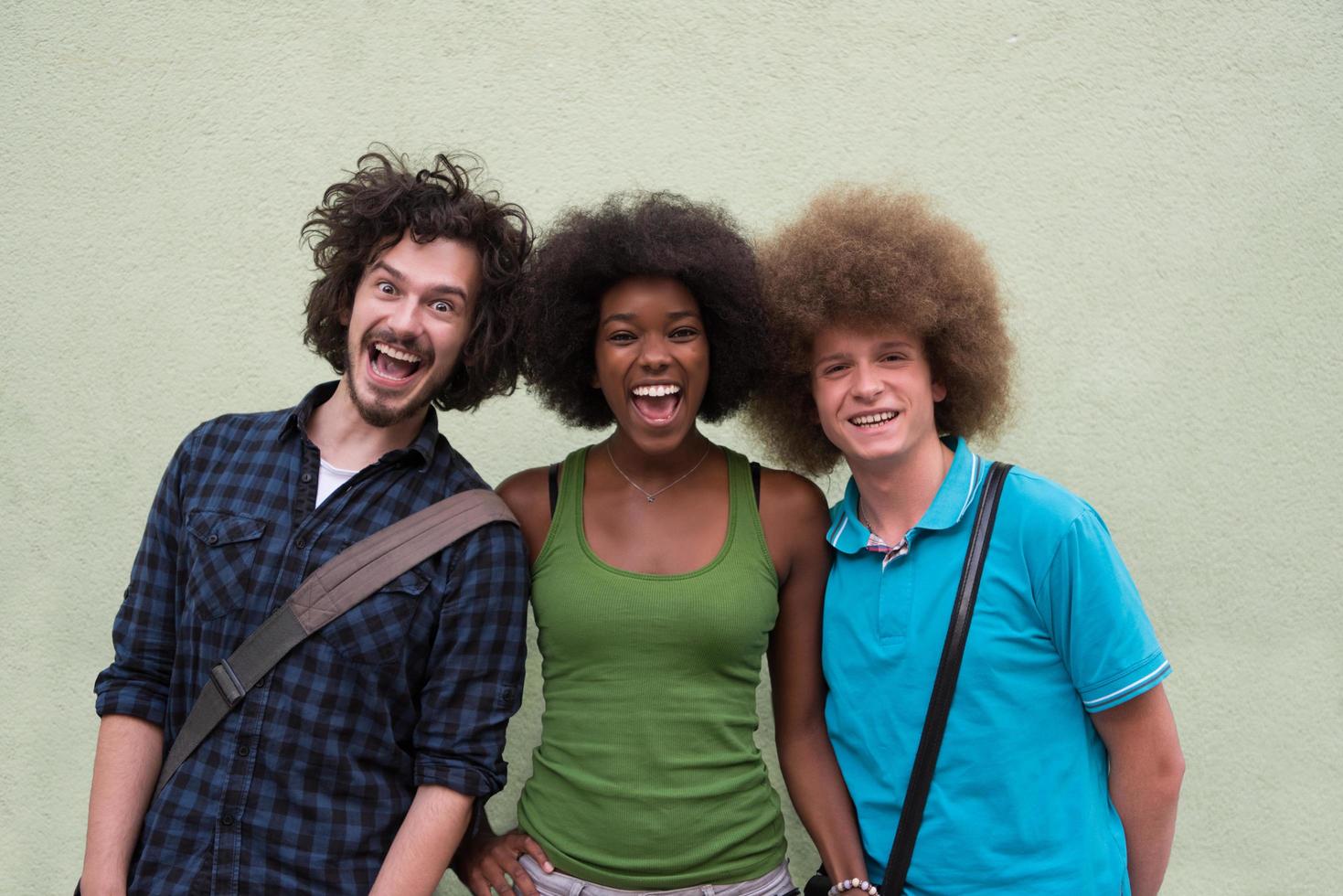 groupe multiethnique de trois amis heureux photo