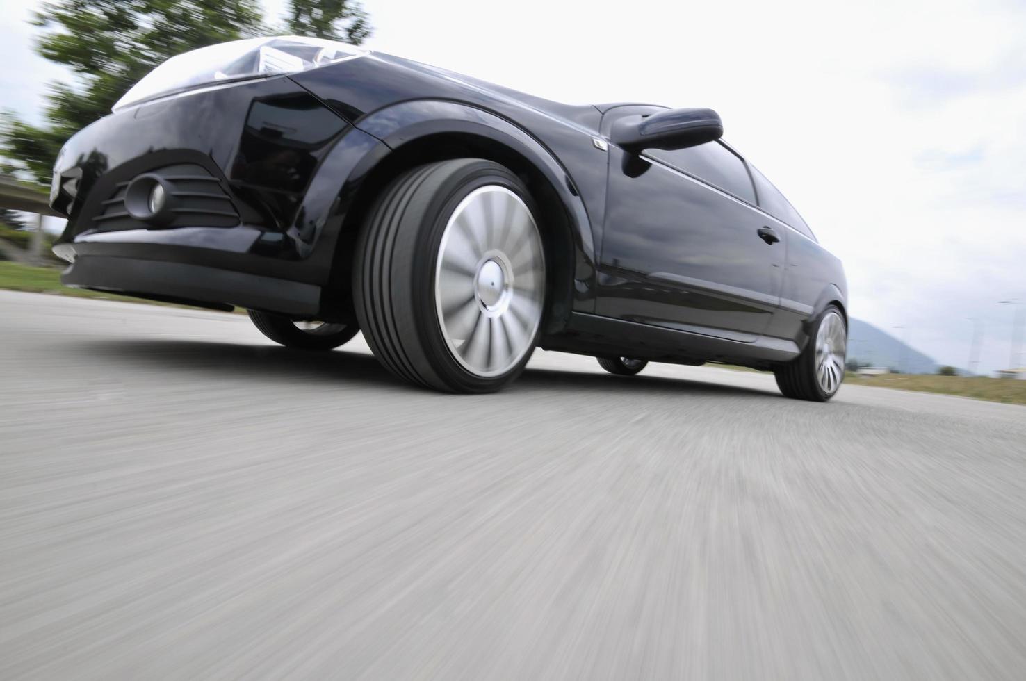 voiture rapide se déplaçant avec le flou de mouvement photo