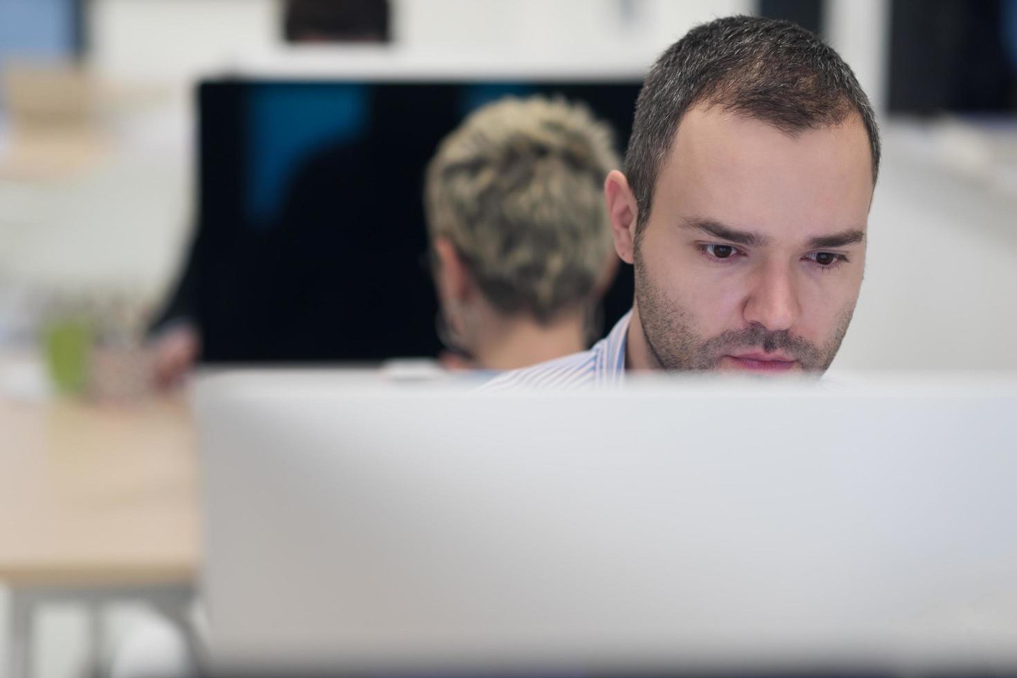 entreprise en démarrage, développeur de logiciels travaillant sur un ordinateur de bureau photo