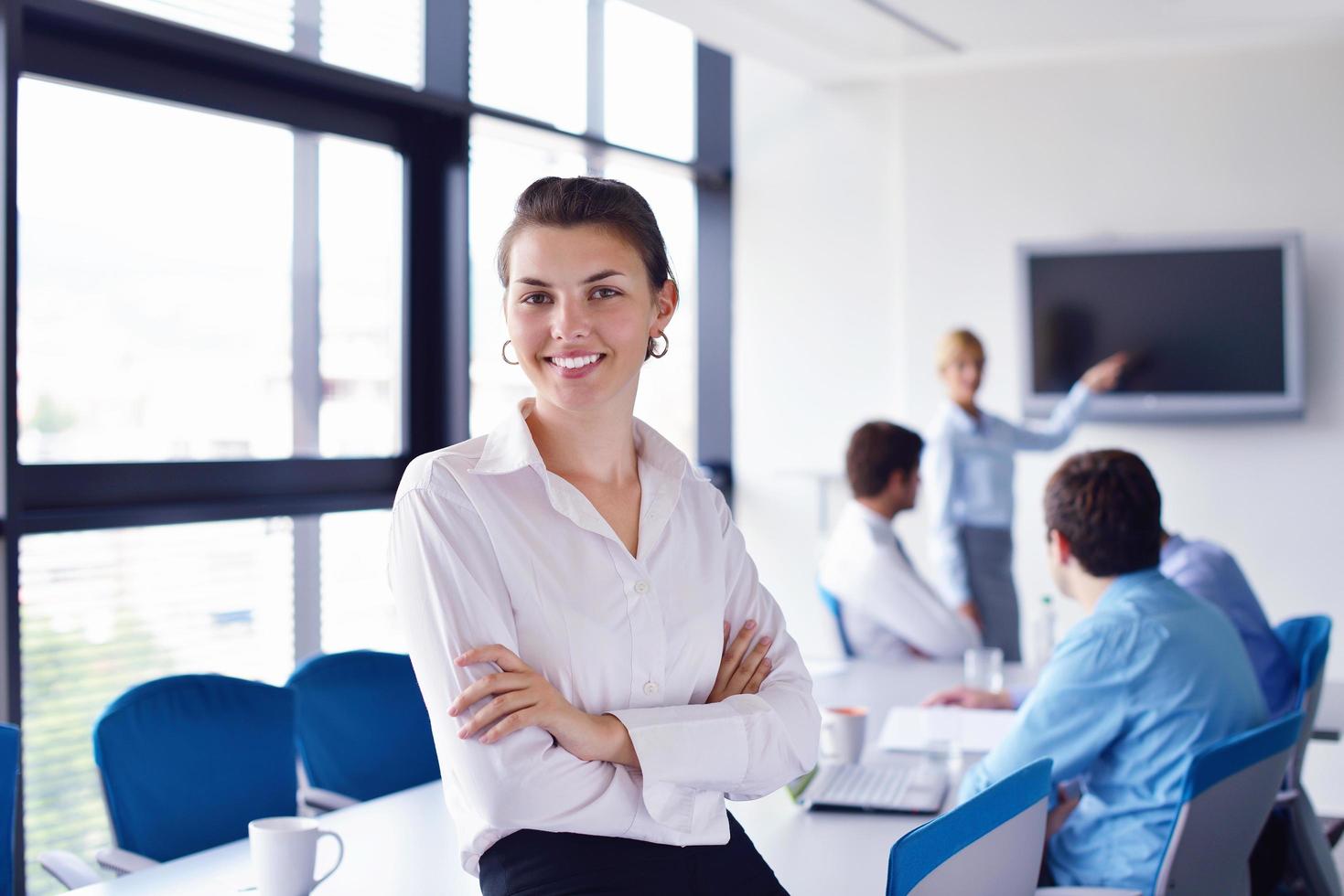 femme d'affaires avec son personnel en arrière-plan au bureau photo