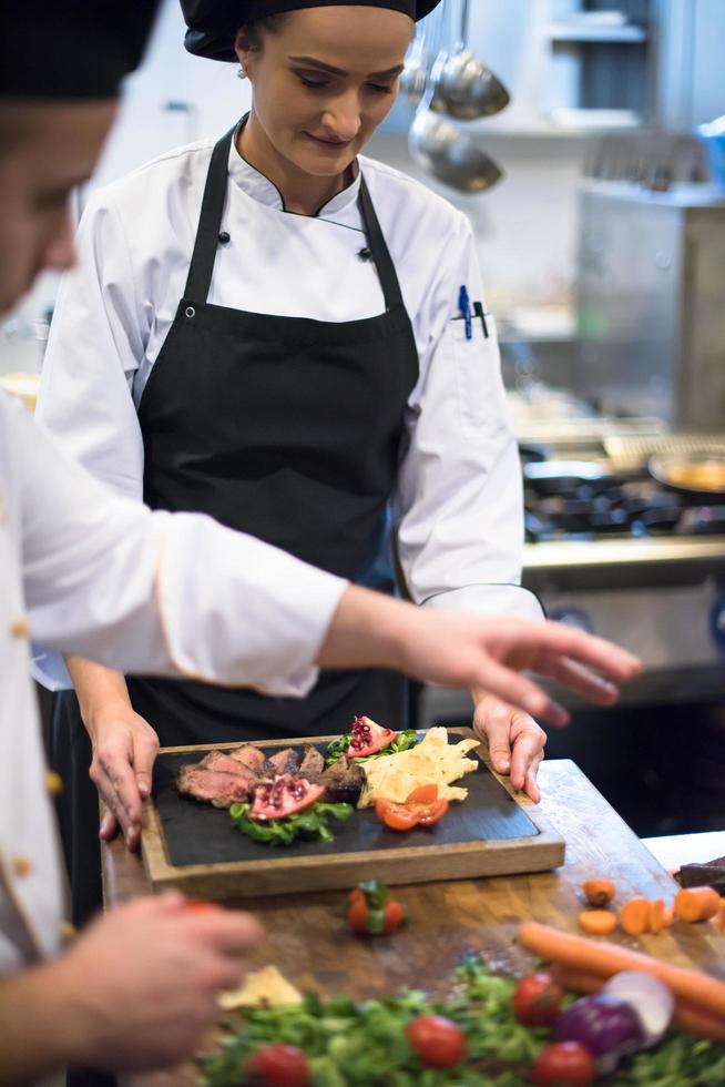 cuisiniers d'équipe et chefs préparant le repas photo