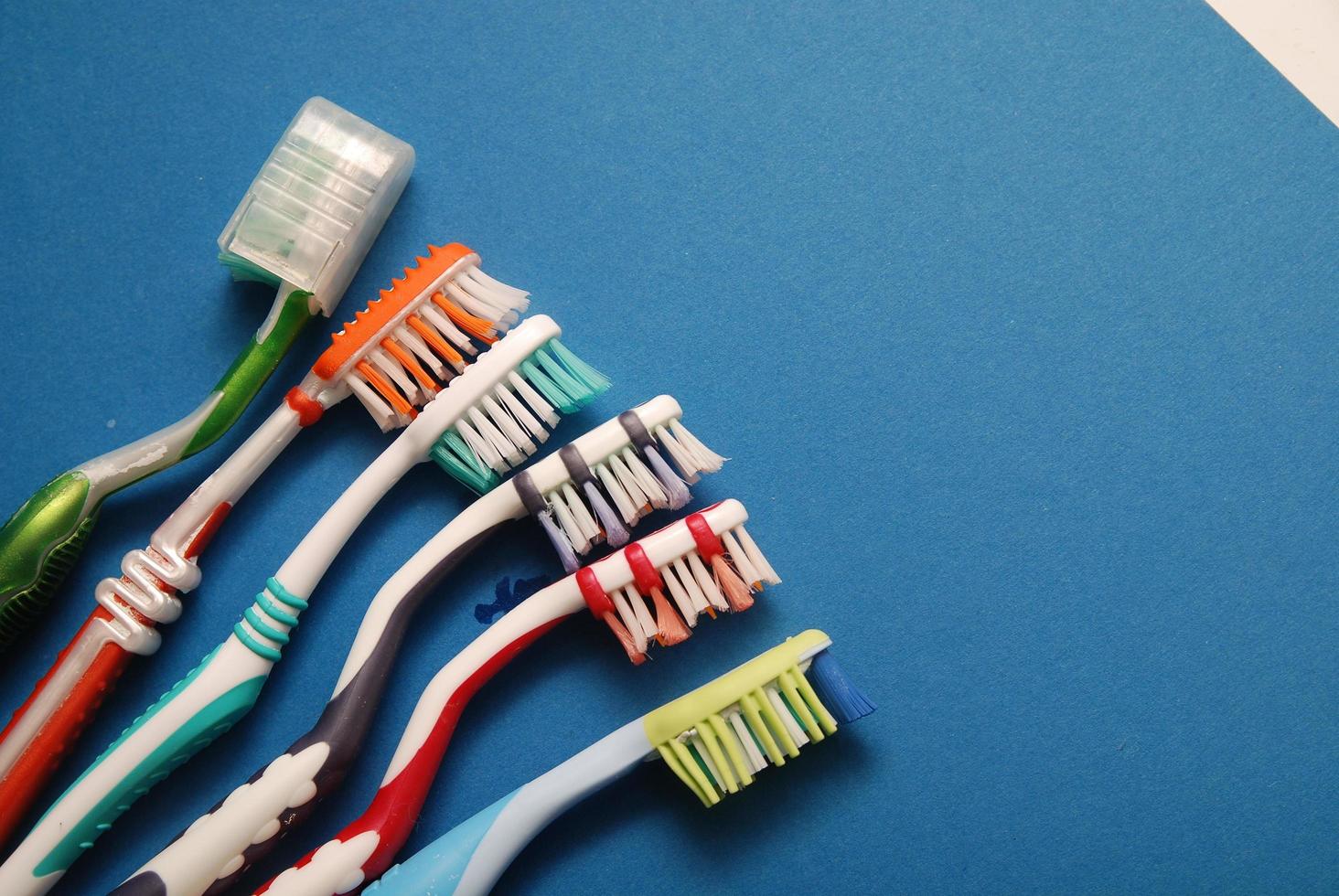 brosse à dents sur bleu photo