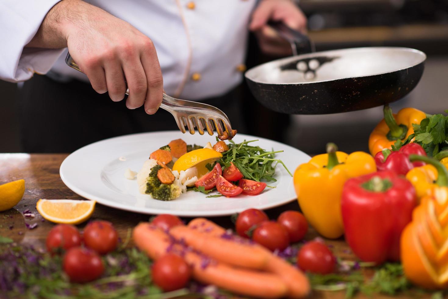 chef servant une salade de légumes photo