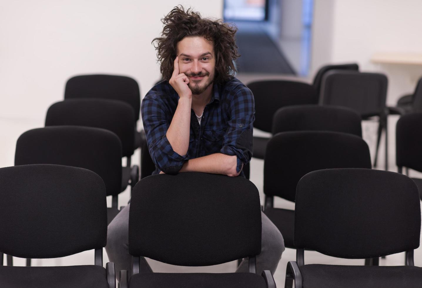 un élève est assis seul dans une salle de classe photo