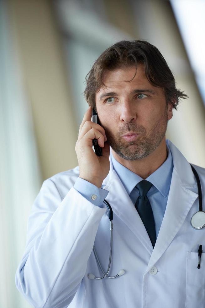 médecin parlant sur téléphone portable photo