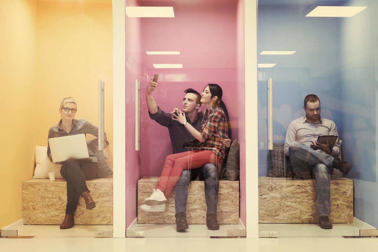 groupe de gens d'affaires dans un espace de travail créatif photo