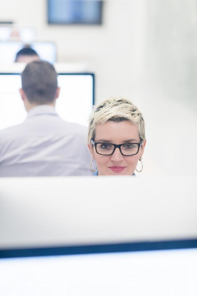 entreprise de démarrage, femme travaillant sur un ordinateur de bureau photo